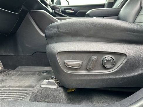 Used 2022 Toyota Highlander XLE image 34