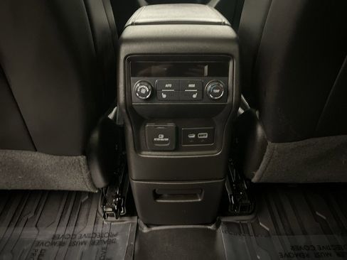 Used 2022 GMC Acadia SLT w/ Preferred Package image 15