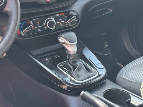 Used 2025 Kia Soul LX w/ LX Technology Package FWD image 36