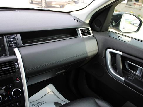 Used 2018 Land Rover Discovery Sport SE image 19