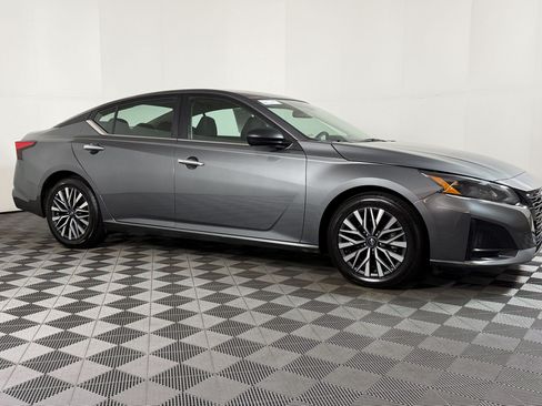 Used 2025 Nissan Altima 2.5 SV FWD image 6