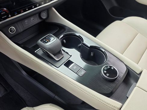 Used 2023 Nissan Rogue SL w/ SL Premium Package image 9