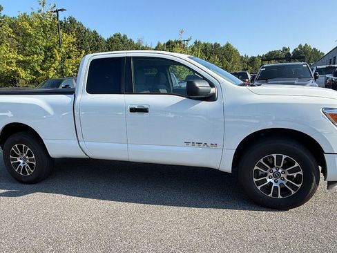Used 2024 Nissan Titan SV AWD/4WD image 7