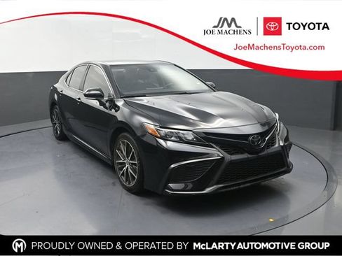 Used 2024 Toyota Camry SE FWD image 1