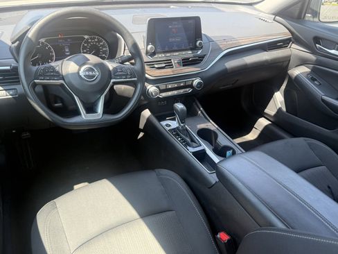 Used 2025 Nissan Altima 2.5 SV FWD image 16