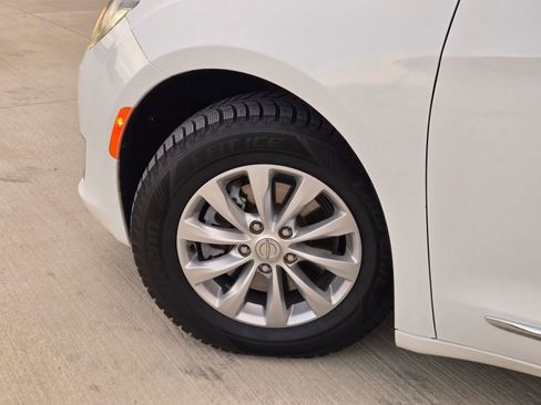 Used 2018 Chrysler Pacifica Touring-L image 43