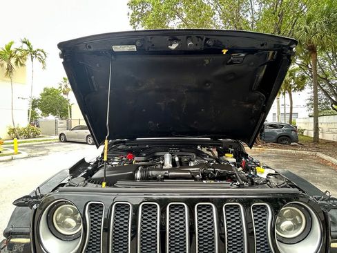 Used 2018 Jeep Wrangler Unlimited Sahara AWD/4WD image 31
