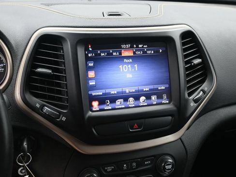 Used 2017 Jeep Cherokee Latitude w/ Cold Weather Group AWD/4WD image 14