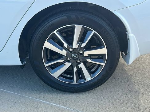 Used 2025 Nissan Versa SV w/ Trunk Package FWD image 17