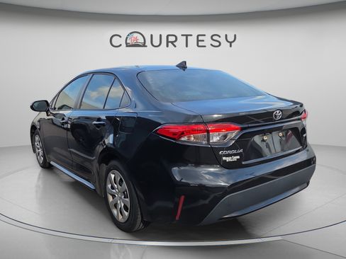 Used 2021 Toyota Corolla LE FWD image 2