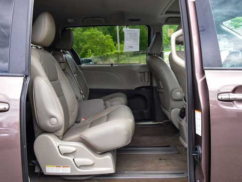 Used 2018 Toyota Sienna XLE FWD image 11