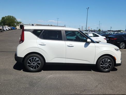 Used 2022 Kia Soul LX FWD image 2