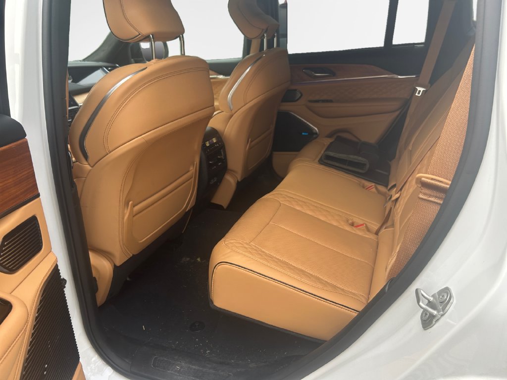 Used 2024 Jeep Grand Cherokee Summit AWD/4WD image 14