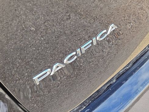 Used 2024 Chrysler Pacifica Touring-L FWD image 11