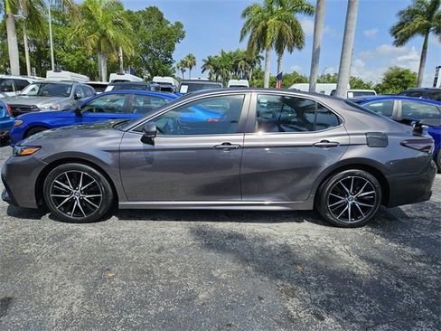Used 2022 Toyota Camry SE image 2