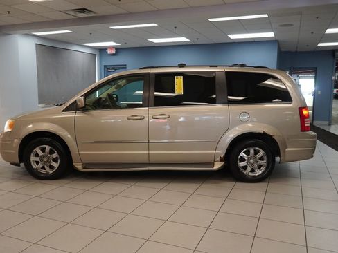 Used 2009 Chrysler Town & Country Touring FWD image 2
