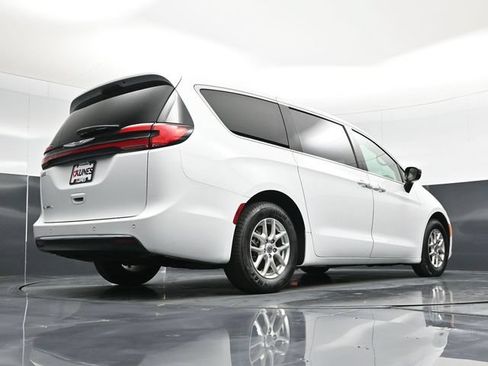 Certified 2024 Chrysler Pacifica Touring-L FWD image 58