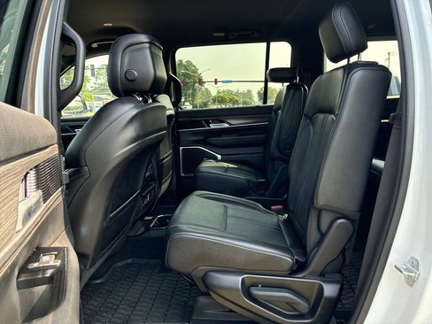 Used 2024 Jeep Wagoneer Series III AWD/4WD image 12