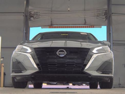 Used 2023 Nissan Altima 2.5 SV w/ SV Premium Package FWD image 3