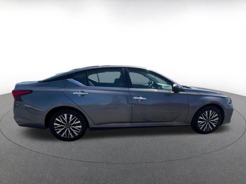 Used 2025 Nissan Altima 2.5 SV FWD image 16