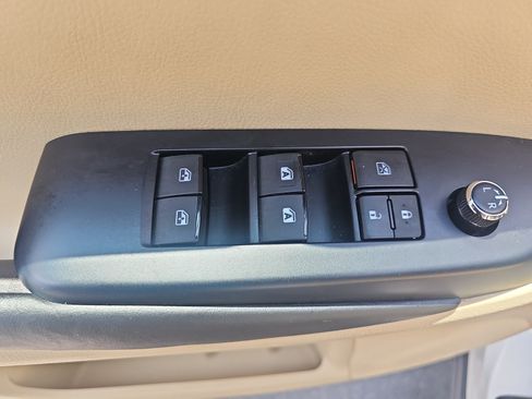 Used 2018 Toyota Highlander XLE FWD image 12