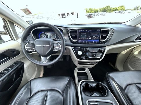 Used 2023 Chrysler Pacifica Touring-L FWD image 14