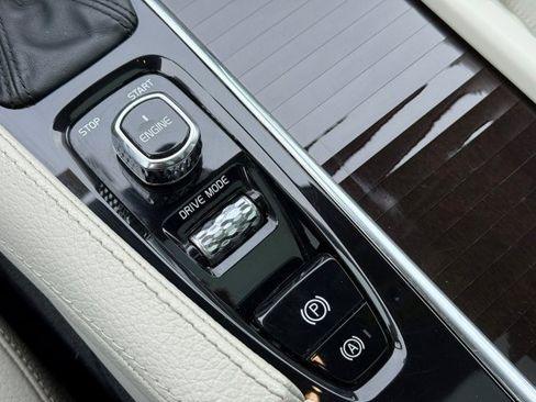 Used 2017 Volvo XC90 T6 Momentum w/ Vision Package image 30