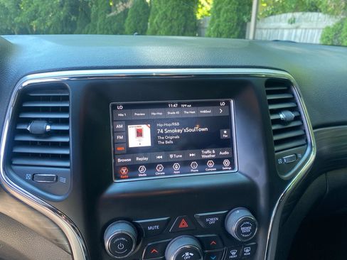 Used 2019 Jeep Grand Cherokee Laredo AWD/4WD image 13