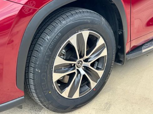 Used 2021 Toyota Highlander XLE AWD/4WD image 9