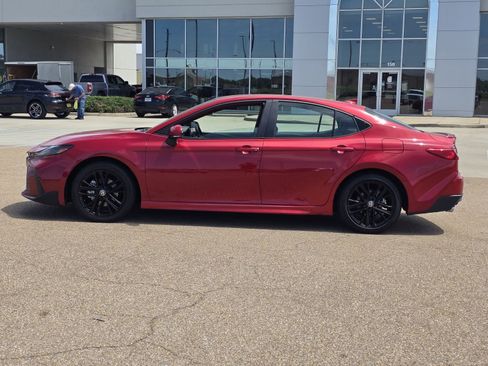 Used 2025 Toyota Camry SE FWD image 4