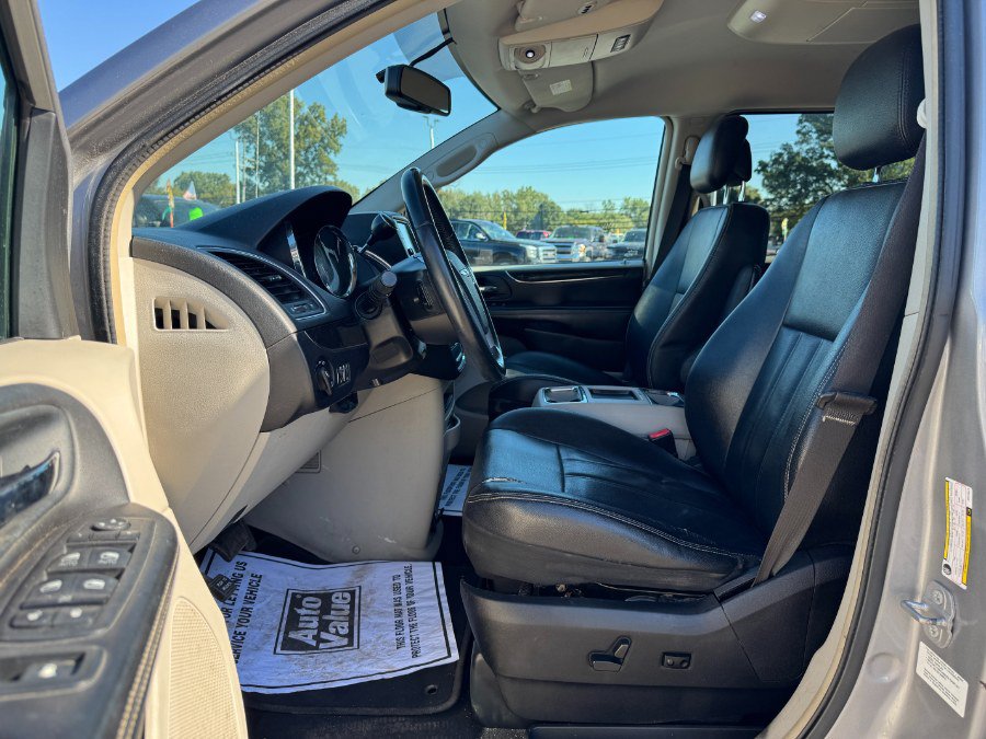 Used 2014 Chrysler Town & Country Touring FWD image 15