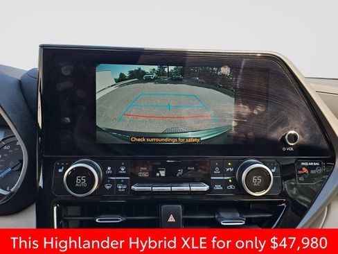 Used 2025 Toyota Highlander XLE AWD/4WD image 29