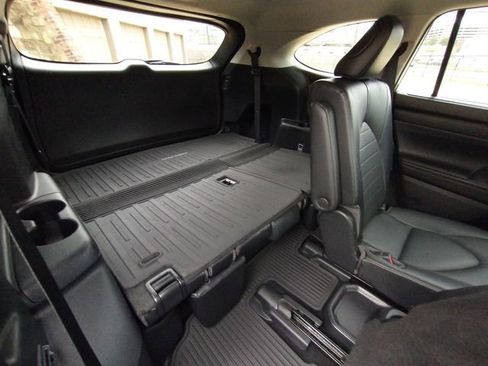 Used 2020 Toyota Highlander XLE image 71