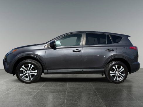 Used 2018 Toyota RAV4 LE AWD/4WD image 2