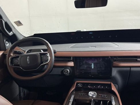 New 2025 Lincoln Navigator L Reserve AWD/4WD image 11