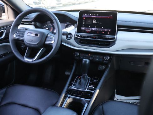 Used 2025 Jeep Compass Limited AWD/4WD image 12