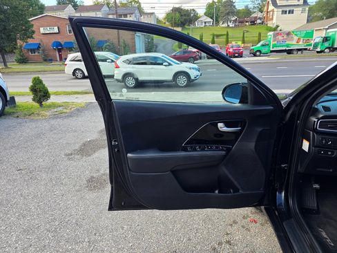 Used 2017 Kia Niro EX image 10