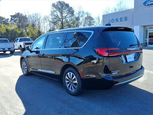 Used 2024 Chrysler Pacifica Select image 4