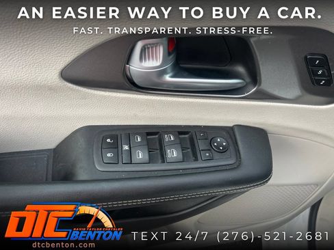 Used 2024 Chrysler Pacifica Touring-L FWD image 10