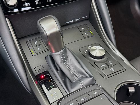 Used 2025 Lexus IS 350 F Sport w/ Navigation Package image 19