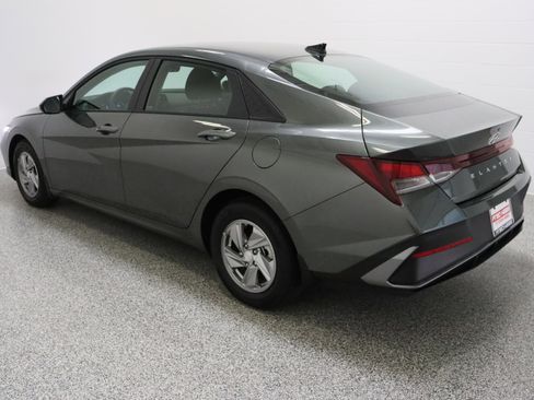 Used 2025 Hyundai Elantra SE image 9