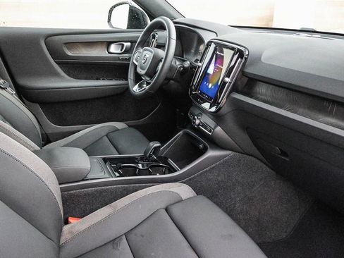 Used 2023 Volvo XC40 Recharge Plus image 19