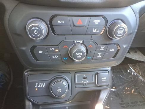 Used 2023 Jeep Renegade Latitude AWD/4WD image 34