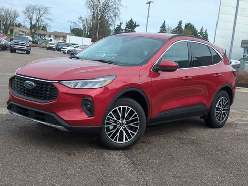 Used 2025 Ford Escape SE w/ Class II Trailer Tow Package image 1