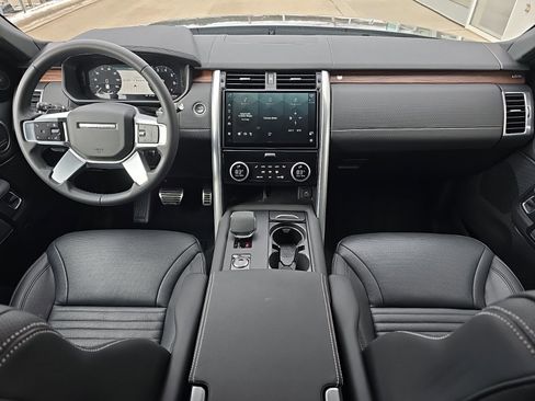 Certified 2025 Land Rover Discovery Dynamic SE image 9