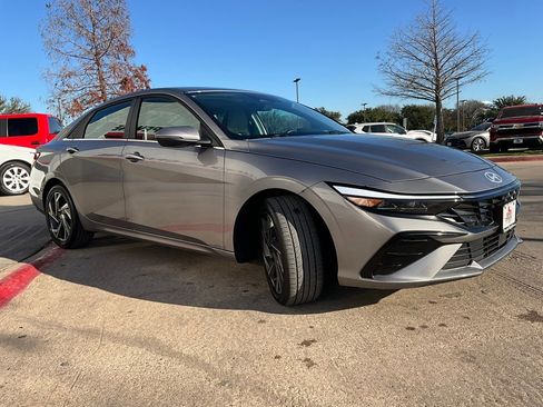 Used 2025 Hyundai Elantra Limited image 5