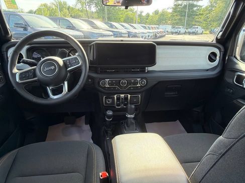 Used 2025 Jeep Wrangler Unlimited Sahara AWD/4WD image 13
