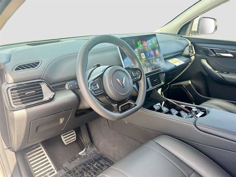 New 2025 VinFast VF 8 Eco image 9
