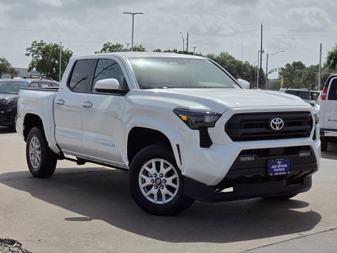 Used 2025 Toyota Tacoma SR5 AWD/4WD image 2