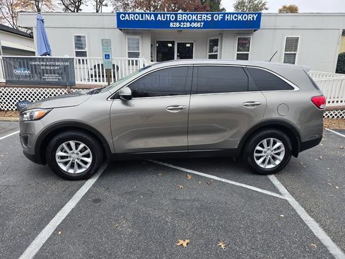 Used 2017 Kia Sorento L image 3